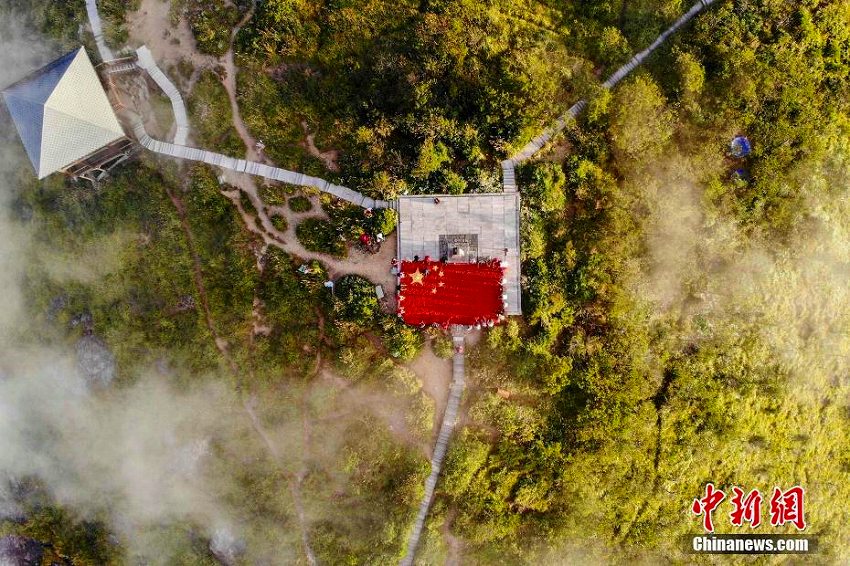 豊作祝い真っ赤なトウガラシ8トンで巨大中国国旗　浙江省龍泉山