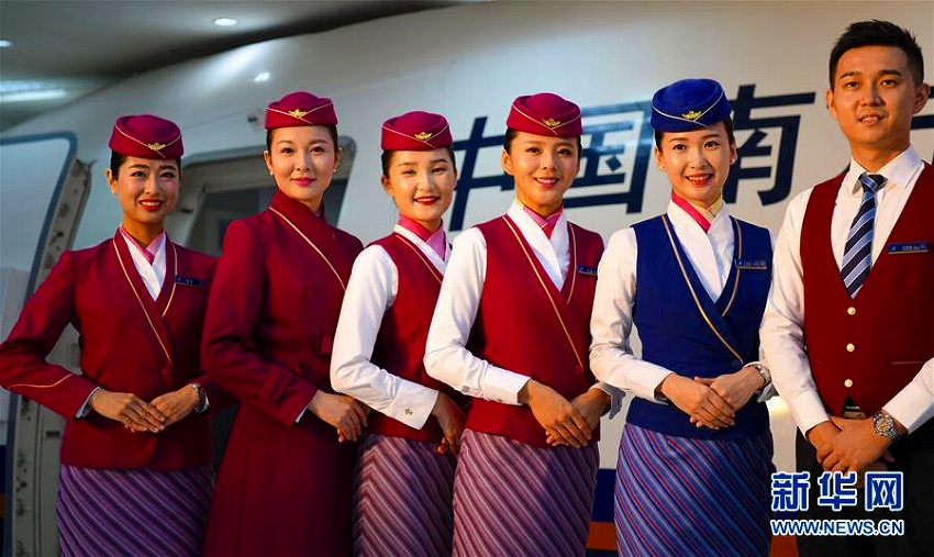 中国南方航空一般開放日イベントに歴代の制服着た客室乗務員ズラリ！