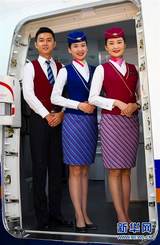 中国南方航空一般開放日イベントに歴代の制服着た客室乗務員ズラリ