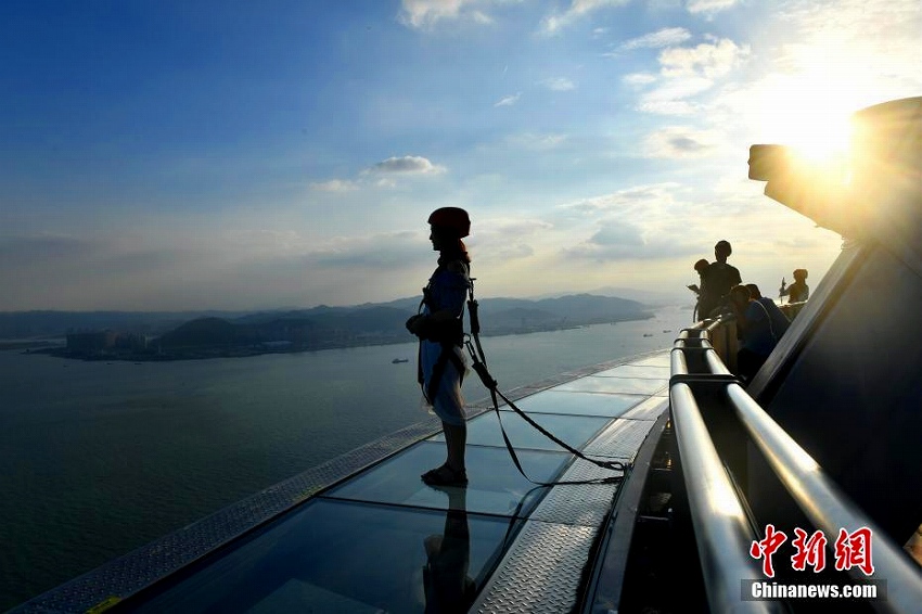 「雲上」から厦門を俯瞰する体験楽しむ観光客たち
