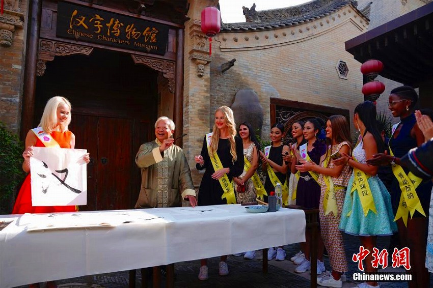 漢中で伝統文化の魅力に触れる「ミス・ツーリズム・ワールド」の美女たち