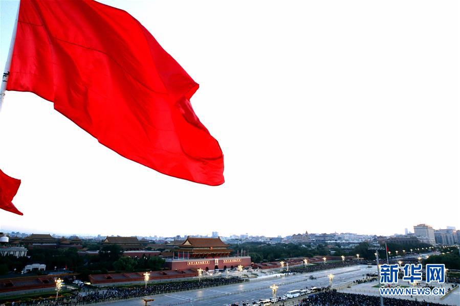 建国記念日、天安門広場で国旗掲揚式