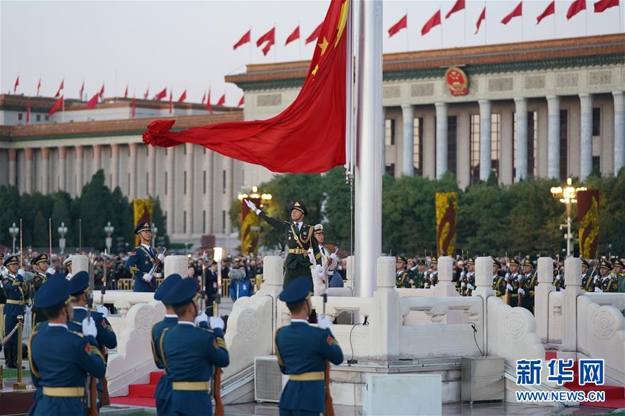 建国記念日、天安門広場で国旗掲揚式