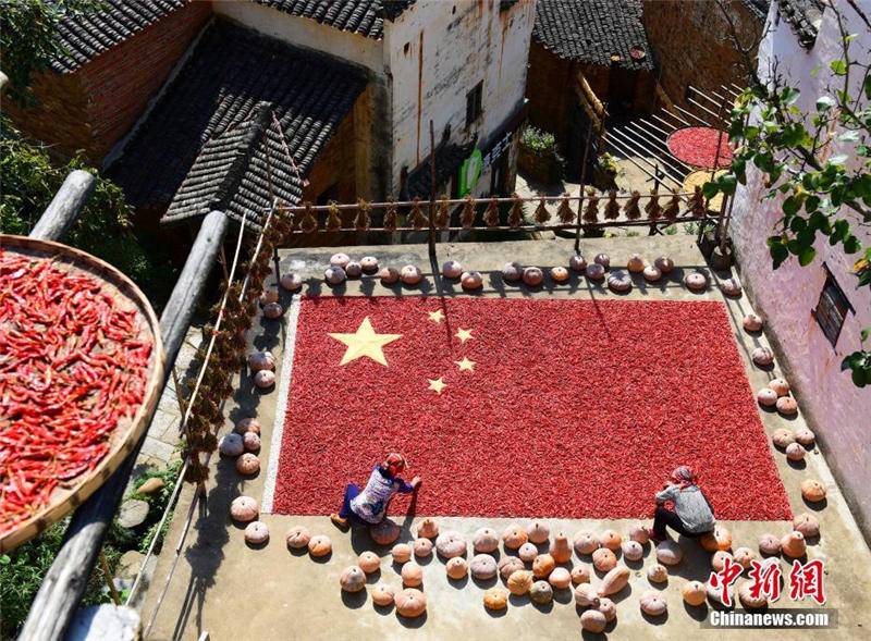江西省の村　農作物の「国旗」で建国記念日を祝う