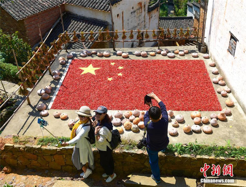 江西省の村　農作物の「国旗」で建国記念日を祝う
