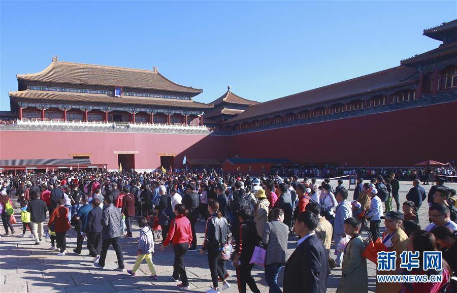 中国各地の景勝地、観光客数がピークに