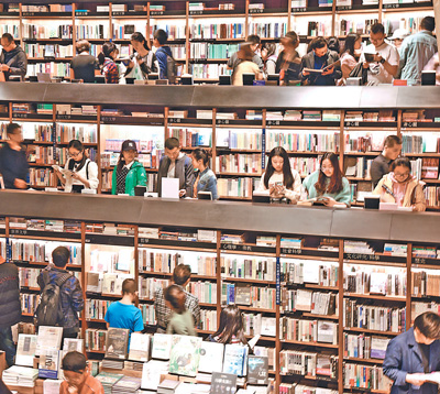 10月3日、四川省成都市の方所書店で本を選ぶ人々。このところ毎日1万人以上の客が方所書店を訪れている。書店をぶらぶらし、新しい本を買って休日を過ごす人が多い。