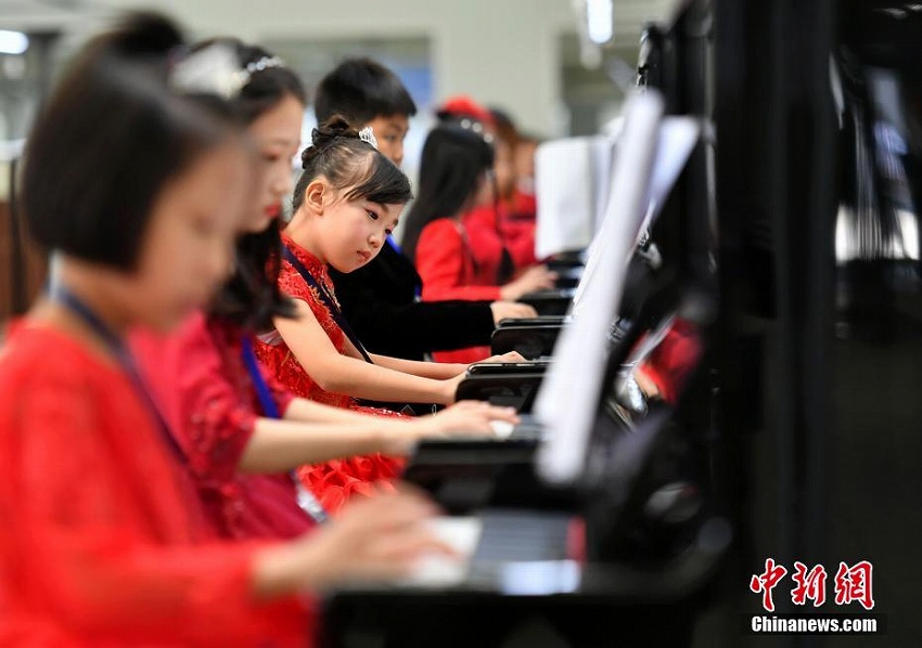 ピアノ666台による同時演奏でギネス新記録認定　河北省