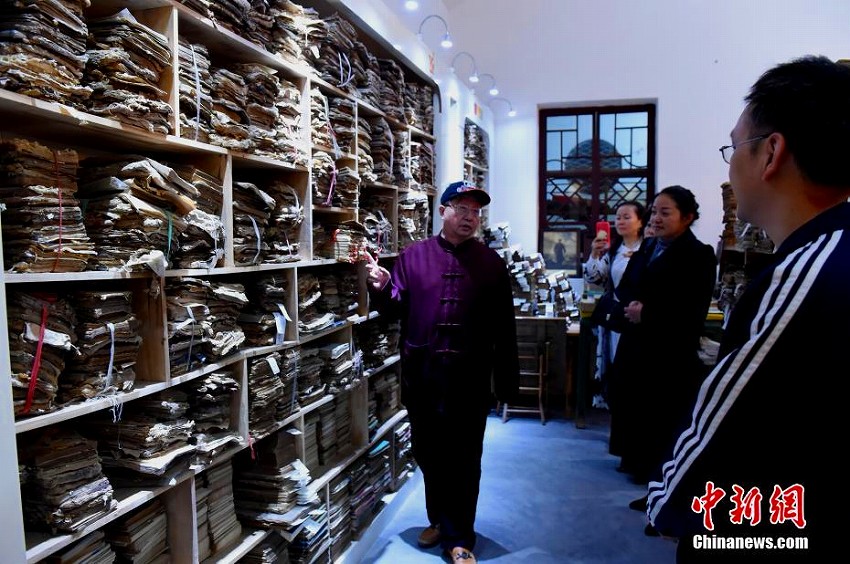 古書 10万冊を集めた民間コレクター　漢代の木簡や華佗の「華氏中藏経」も