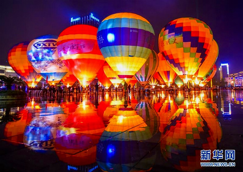 貴州省興義市で熱気球イベント　カラフルな熱気球が輝く