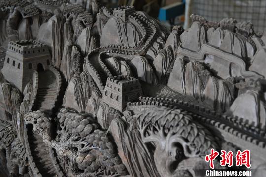 長さ6メートルの黒檀に3ヶ月かけて万里の長城を彫刻　重慶