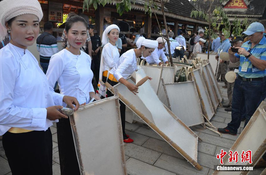 雲南タイ族の無形文化遺産「古式製紙法」の伝承は女性だけ