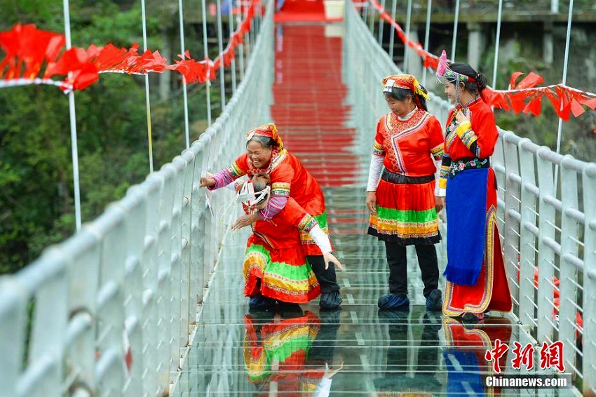 姑背負った嫁たちがガラスのつり橋渡るコンテスト　湖南省
