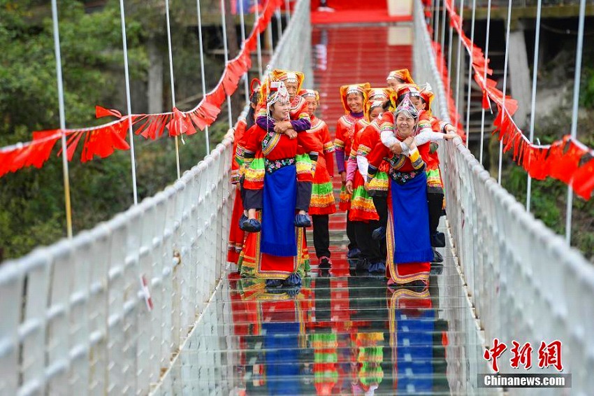 姑背負った嫁たちがガラスのつり橋渡るコンテスト　湖南省