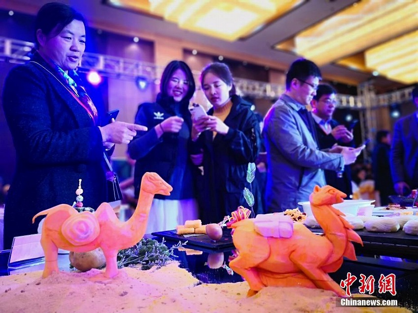 甘粛省定西市でジャガイモグルメフェス　中国式・西洋式の料理108種類並ぶ