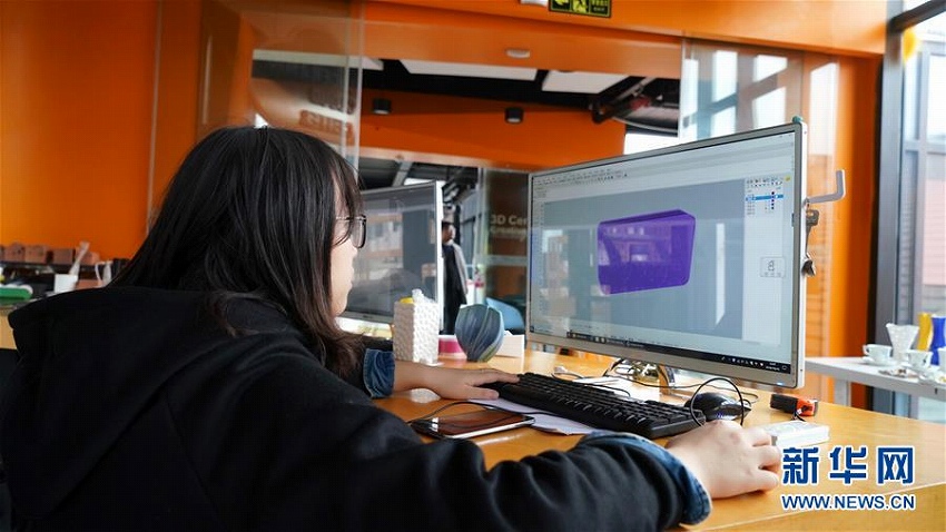 パソコンで3Dプリンターの図形をデザインするスタッフ（10月16日、撮影・胡晨歓）。