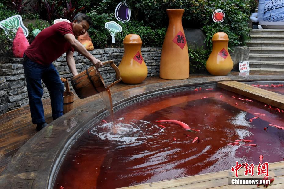 重慶の温泉施設に巨大「火鍋風呂」が登場