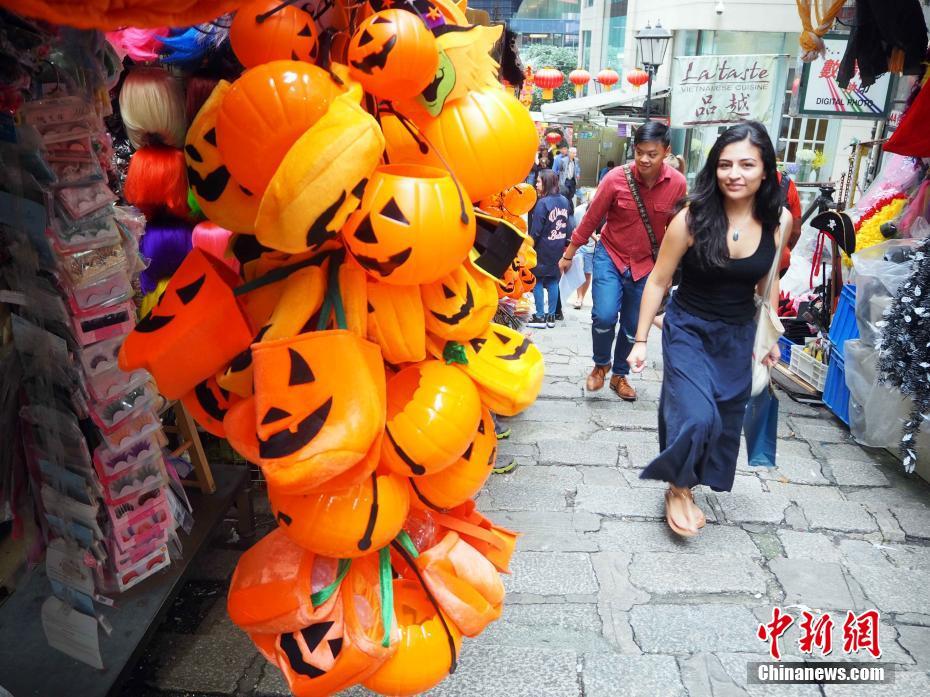 香港地区のポッティンガー・ストリートでハロウィングッズが大人気