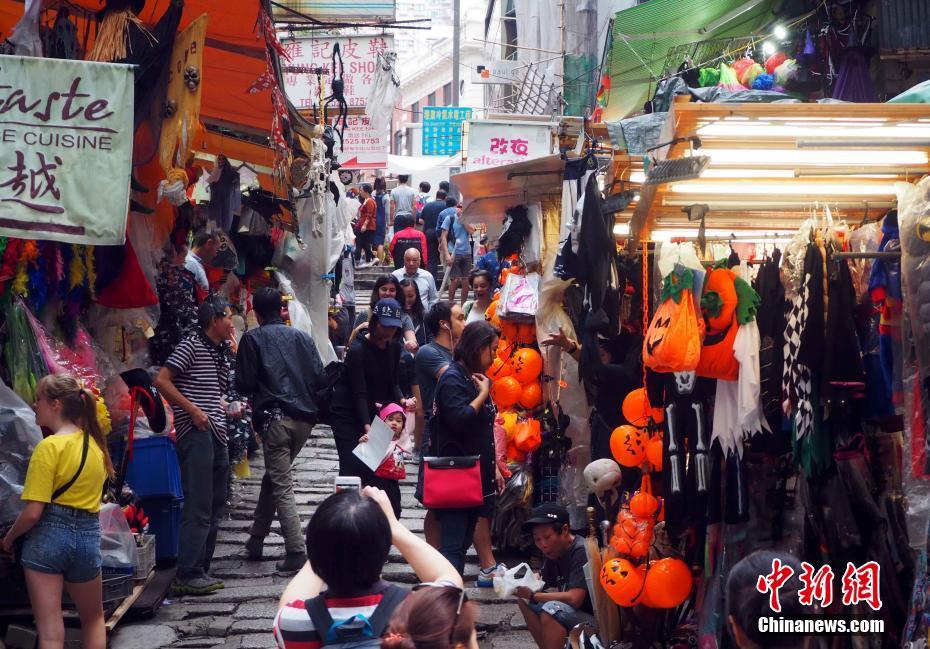 香港地区のポッティンガー・ストリートでハロウィングッズが大人気
