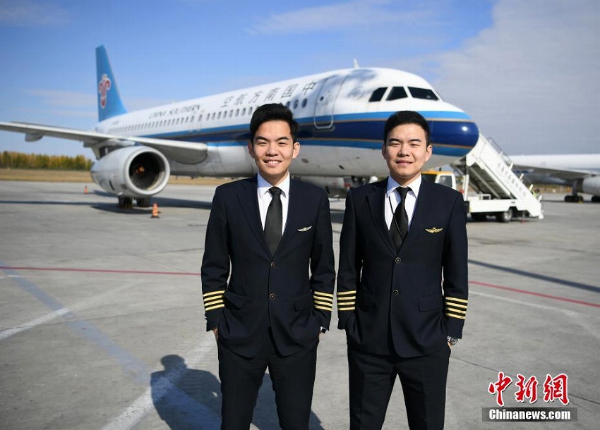 パイロットを夢見た双子の兄弟 2人そろって民用航空機の機長に 人民網日本語版 人民日報