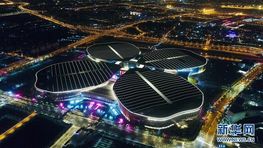 美しくライトアップされ、中国国際輸入博覧会開幕を待つ国家会展中心