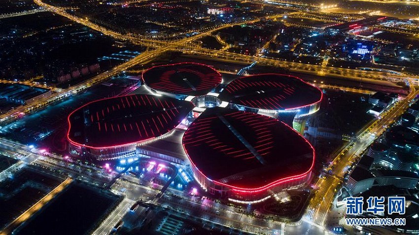 美しくライトアップされ、中国国際輸入博覧会開幕を待つ国家会展中心