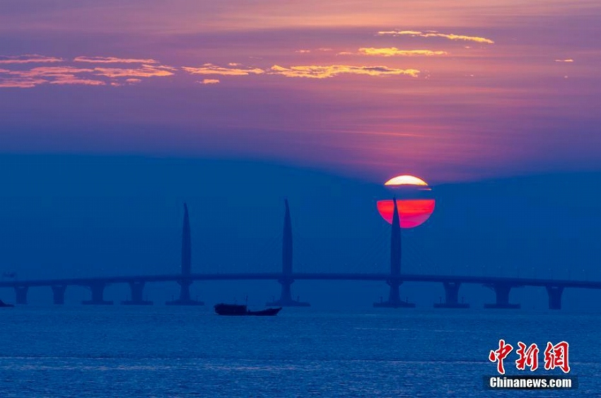 港珠澳大橋の美しい朝焼け