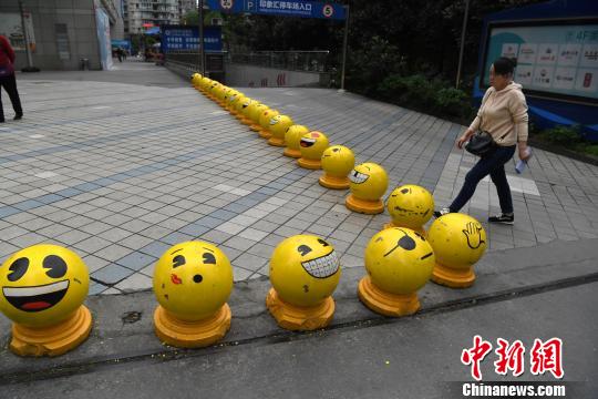 顔文字型の止め石が重慶市内に登場