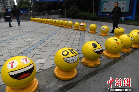 顔文字型の止め石が重慶市内に登場