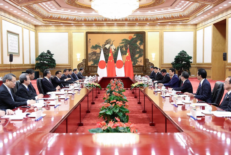 李総理が安倍首相と会談「中日関係の安定した長期的発展を実現」