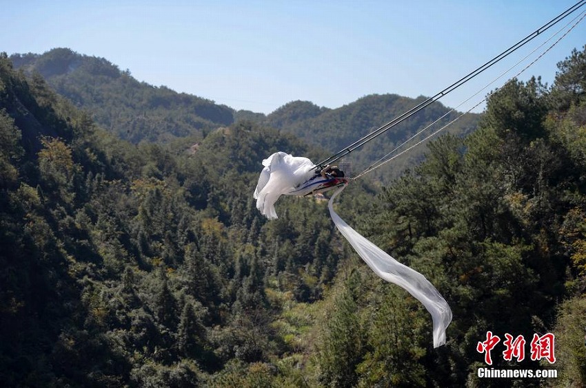 スリル満点！崖際のブランコをウェディングドレス姿で体験　湖南省