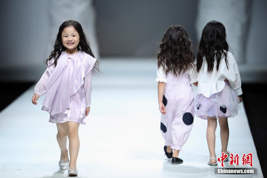 可愛いキッズモデルがランウェイ占拠 北京で春夏ファッションショー 2 人民網日本語版 人民日報