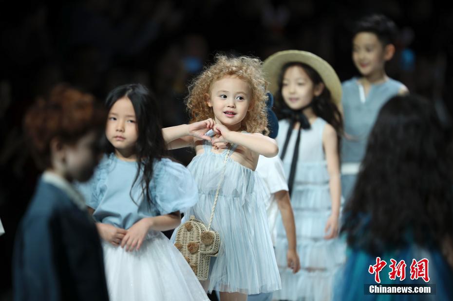 可愛いキッズモデルがランウェイ占拠！北京で春夏ファッションショー