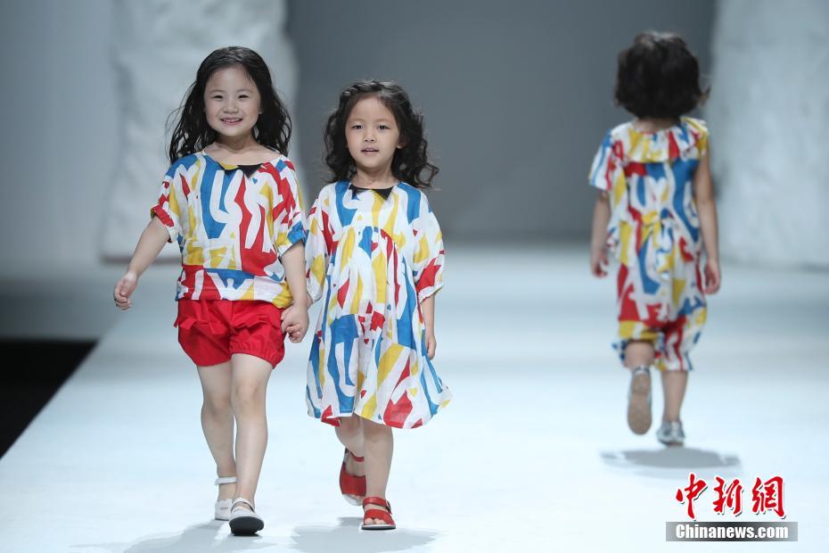 可愛いキッズモデルがランウェイ占拠！北京で春夏ファッションショー