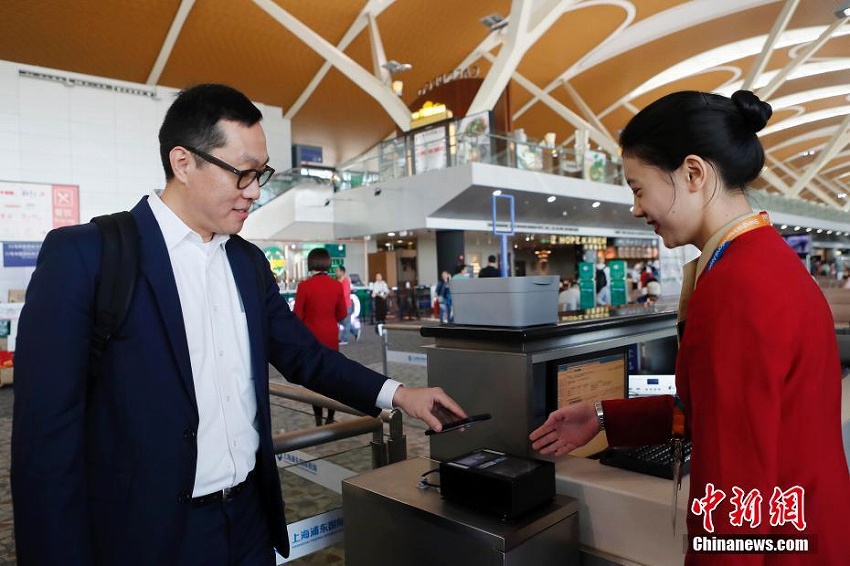 上海浦東空港で出国客の手続きがペーパレス化