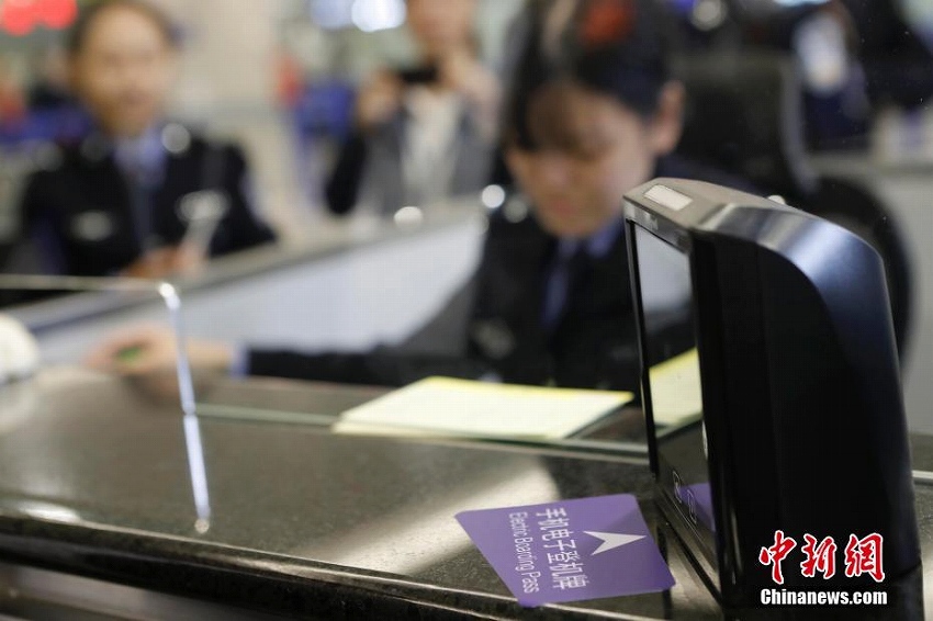 上海浦東空港で出国客の手続きがペーパレス化