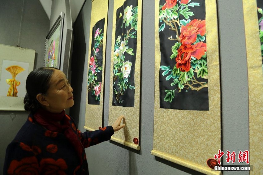 鮮やかな色使いが特徴の伝統工芸「河湟刺繍」展　青海省