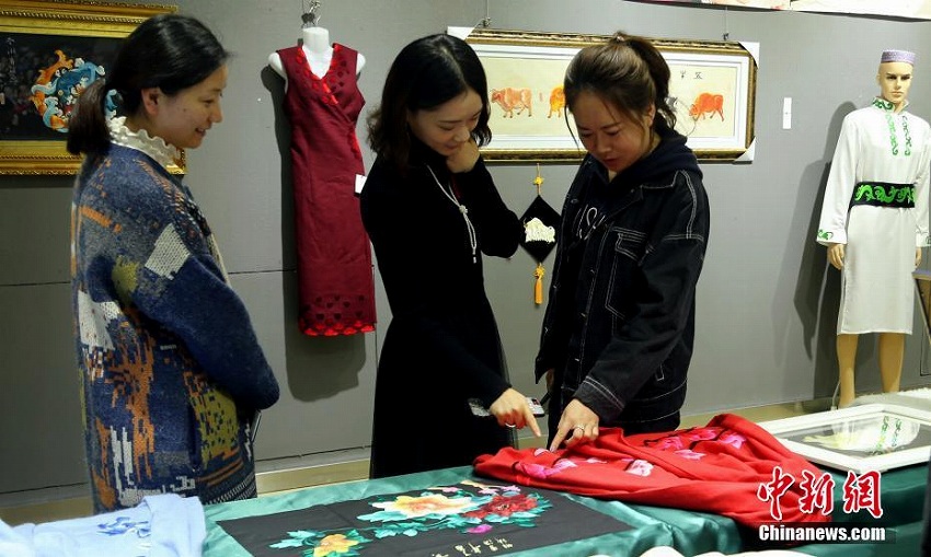 鮮やかな色使いが特徴の伝統工芸「河湟刺繍」展　青海省