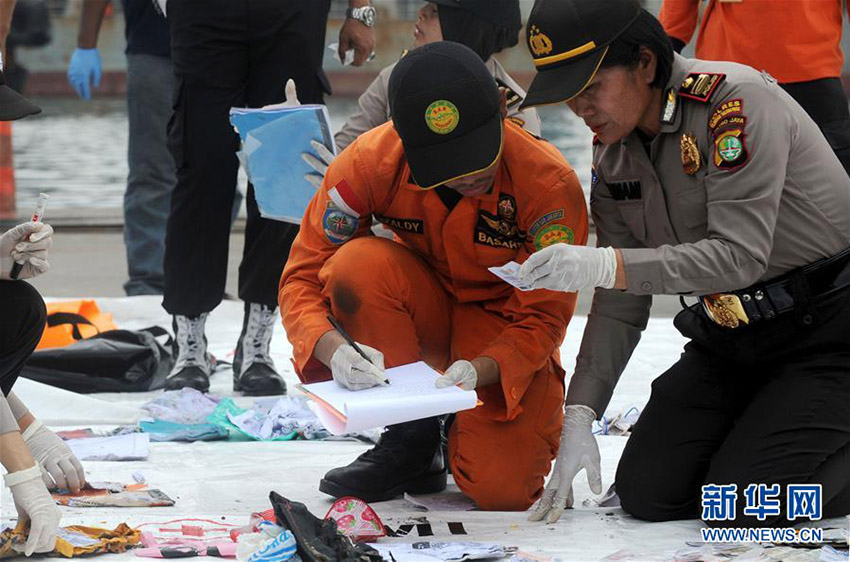 インドネシア機事故、空中では爆発せずにそのまま墜落か　遺体収容始まる