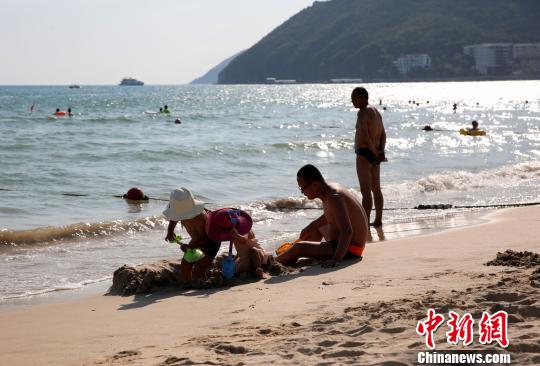 中国の北方では寒気到来、海南省は海水浴客でにぎわう