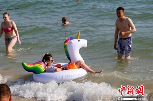 中国の北方では寒気到来、海南省は海水浴客でにぎわう