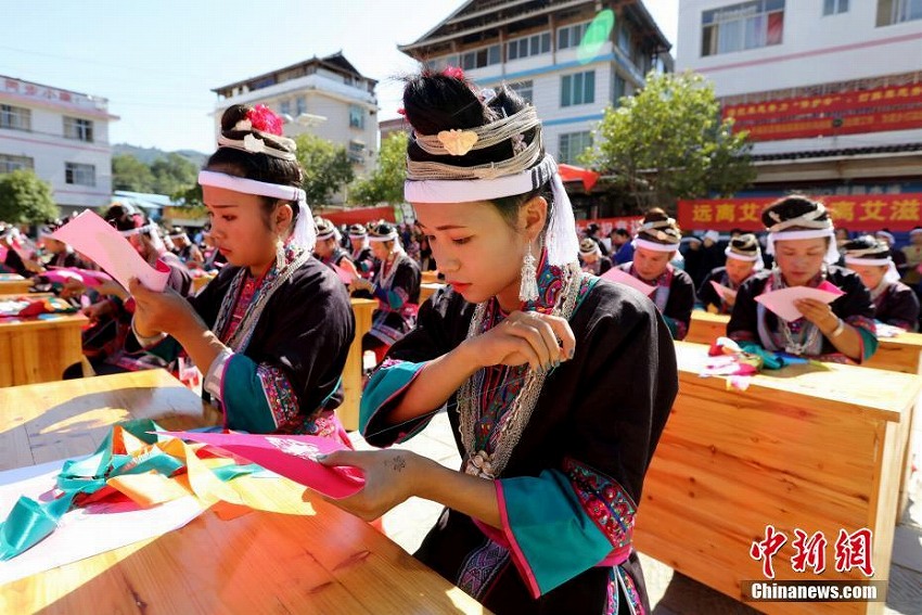 三江トン族自治県で刺繍コンテスト開催　100人が刺繍の腕前競う