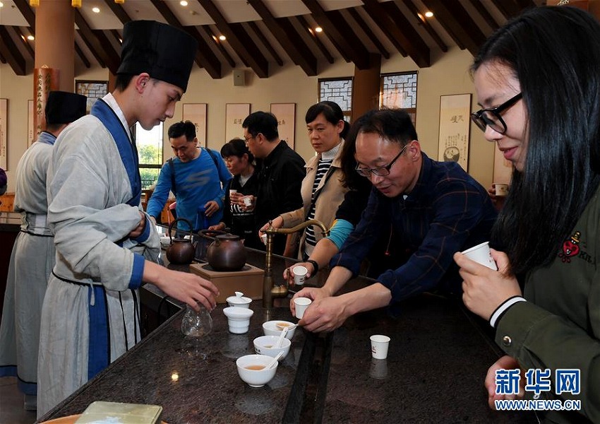 巨大急須の下で茶道パフォーマンス披露　福建省武夷山市