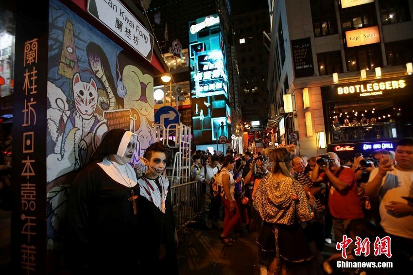 ハロウィンイベントで賑わう香港地区の蘭桂坊