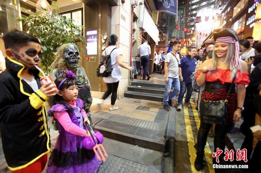 ハロウィンイベントで賑わう香港地区の蘭桂坊