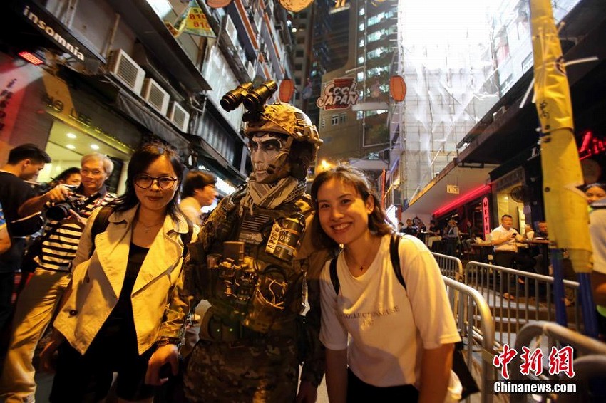 ハロウィンイベントで賑わう香港地区の蘭桂坊