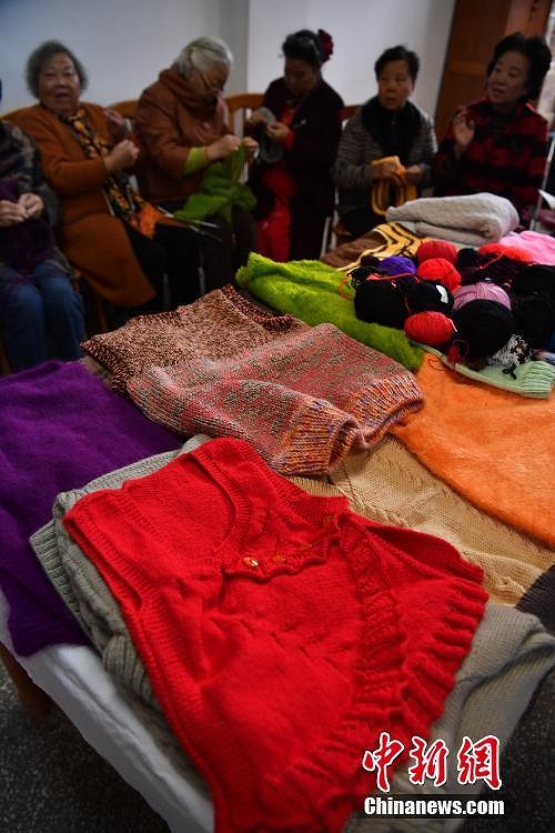 セーター100枚を貧困学生に贈る雲南の「編み物おばあさん」たち