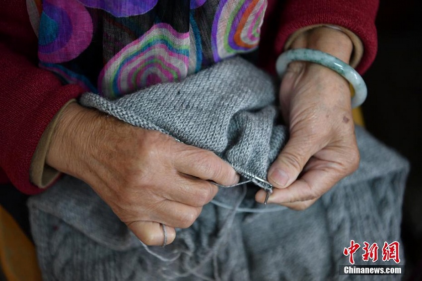 セーター100枚を貧困学生に贈る雲南の「編み物おばあさん」たち