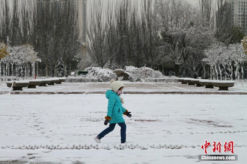 青海省西寧市で降雪　都市全体が白銀の世界と化す　