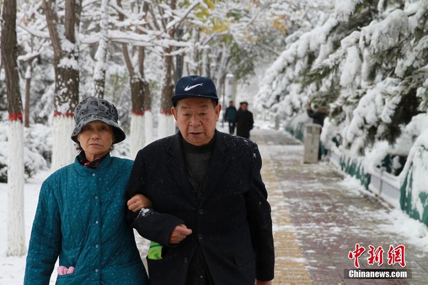 青海省西寧市で降雪　都市全体が白銀の世界と化す　